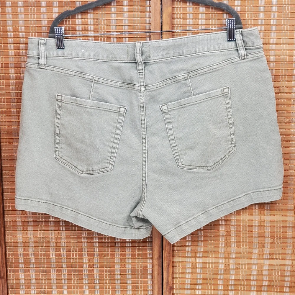 ♧ Lane Bryant Womens Light Gray Denim Shorts Size 20